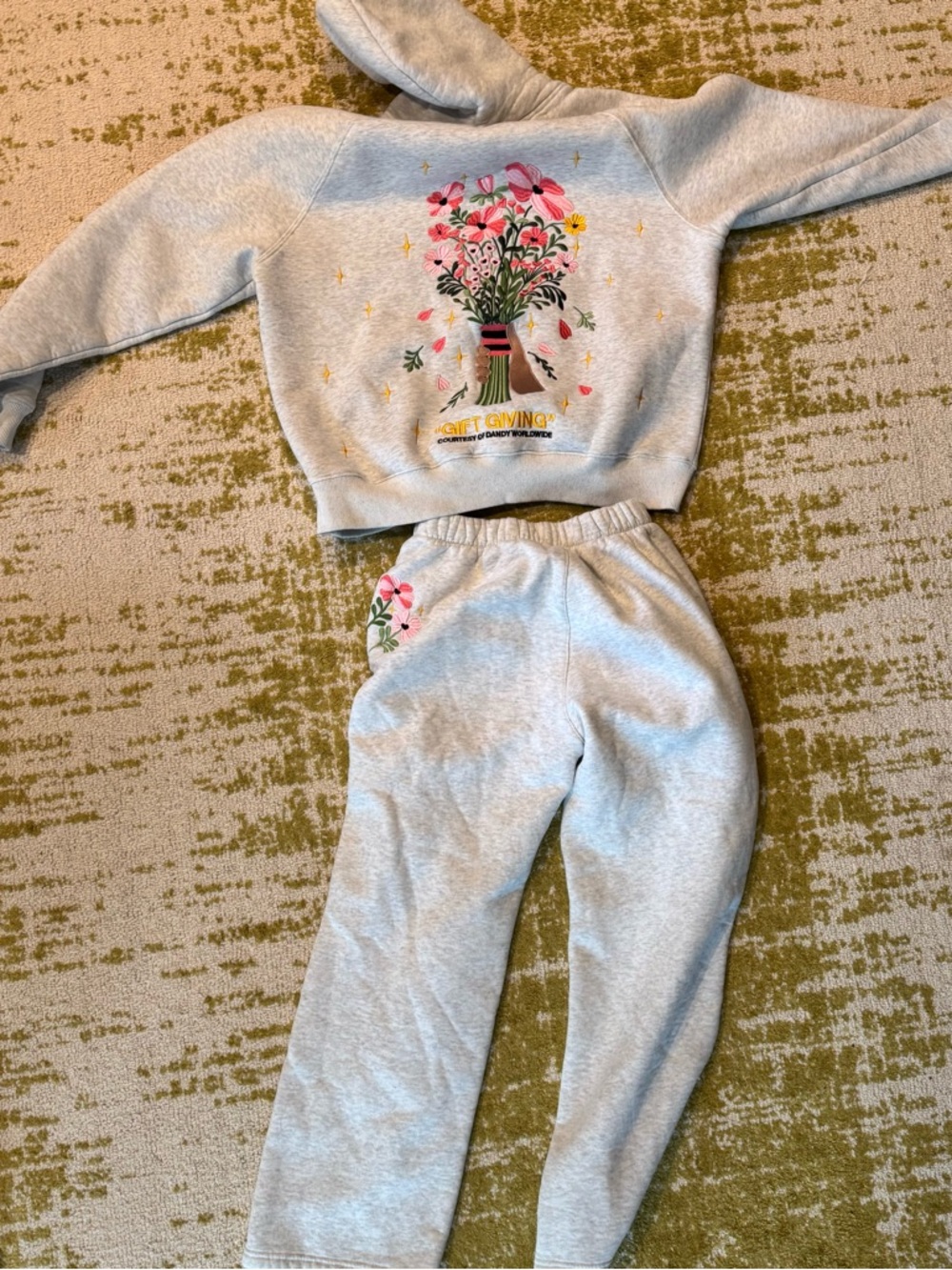 Dandi Worldwide “Gift Giving” matching set - sweatshirt and sweatpants
